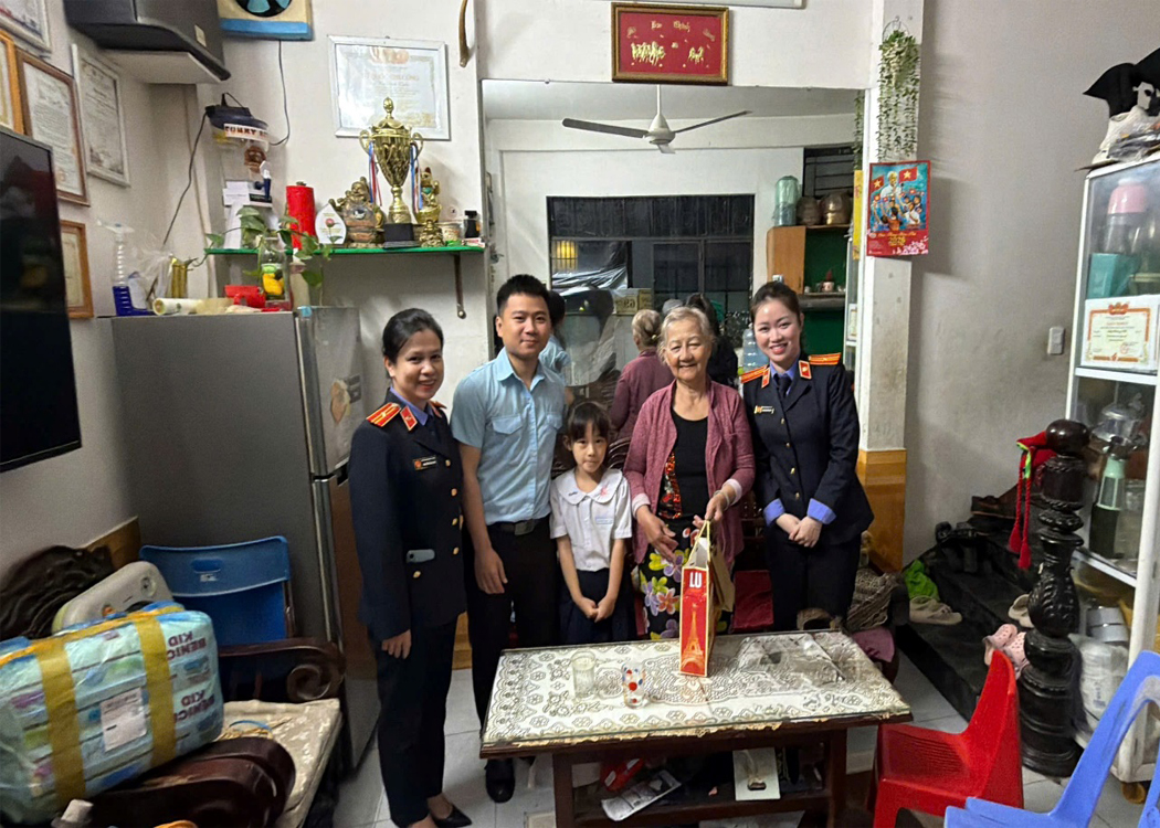 Chi đoàn VKSND khu vực 1, TP Đà Nẵng trao quà hỗ trợ trẻ em có hoàn cảnh khó khăn