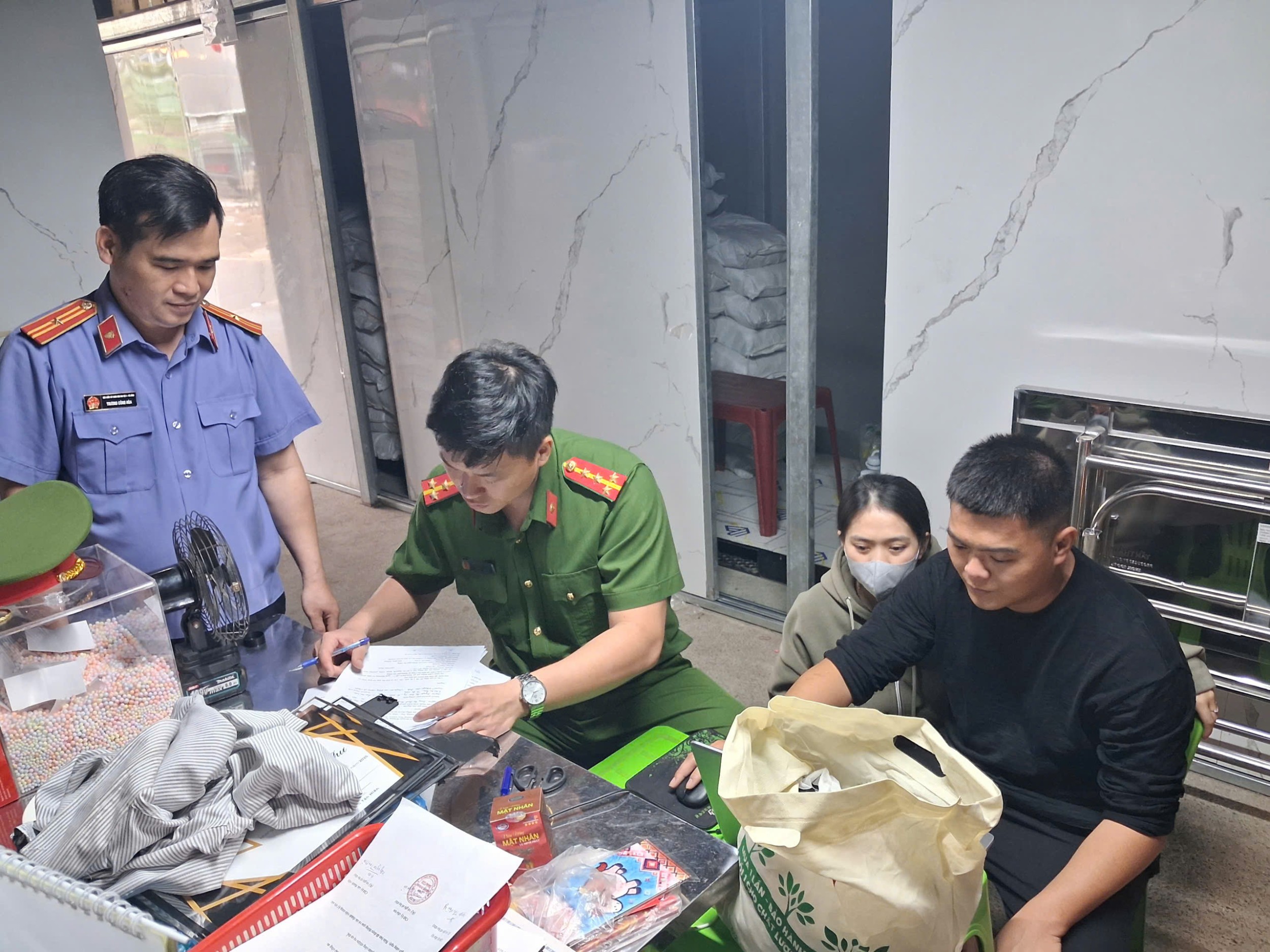 Phê chuẩn khởi tố, bắt tạm giam các đối tượng sản xuất, buôn bán hàng giả