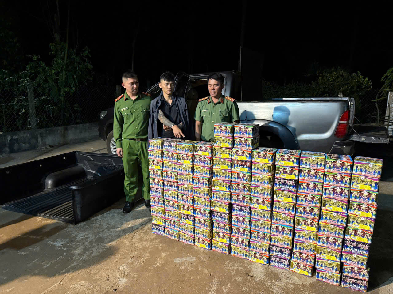 Độ chế khoang bí mật trên xe ô tô để vận chuyển gần 2 tạ pháo hoa