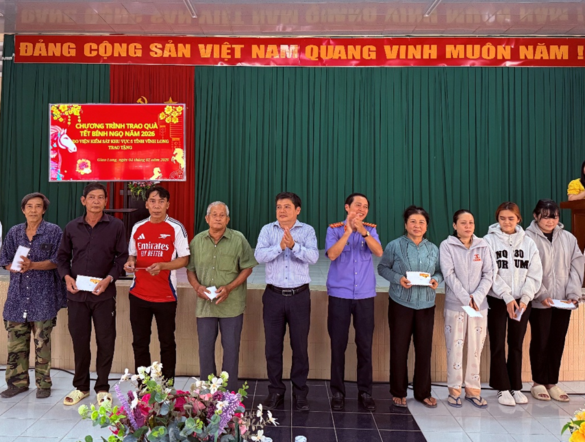 VKSND Khu vực 5 – Vĩnh Long trao quà tết cho 100 hộ nghèo tại xã Giao Long