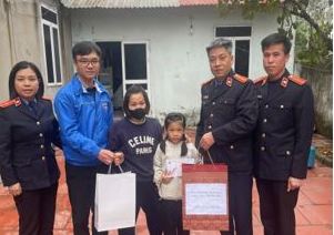 VKSND khu vực 2, tỉnh Hưng Yên tặng quà cho các cháu học sinh có hoàn cảnh khó khăn dịp Tết Nguyên đán