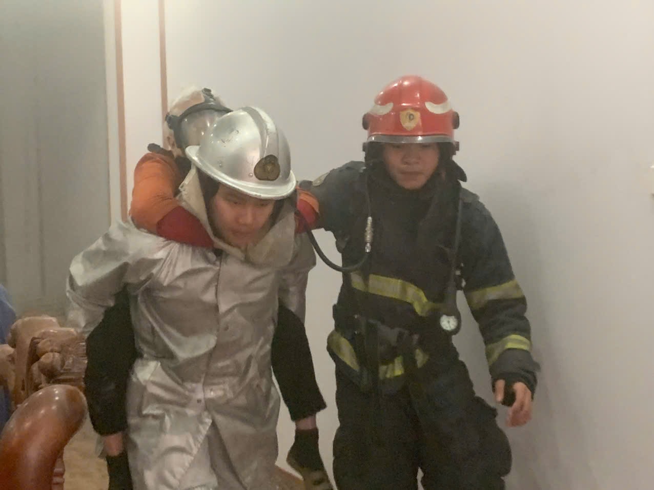 Giải cứu 2 người mắc kẹt trong vụ cháy nhà dân tại phường Tây Hồ