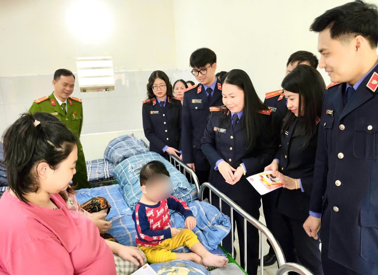 Cán bộ ngành Kiểm sát Thủ đô đem “Tết nhân ái” đến Trại tạm giam Hà Nội