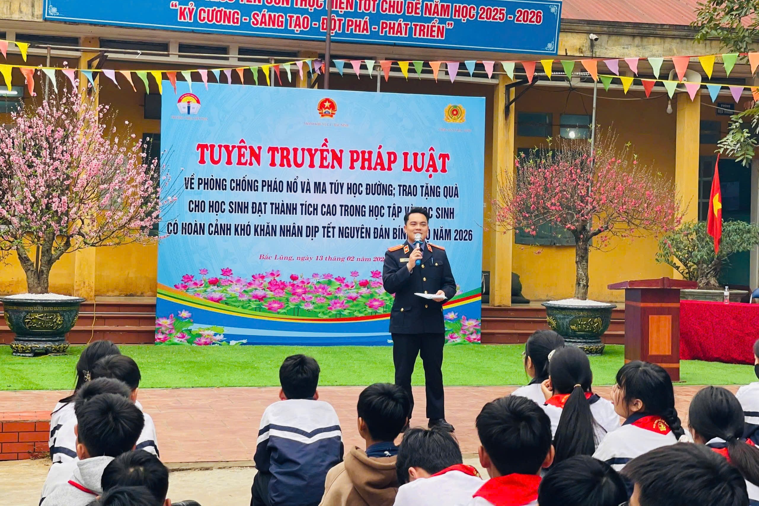 VKSND khu vực 4, tỉnh Bắc Ninh phối hợp tổ chức tuyên truyền pháp luật và trao quà Tết