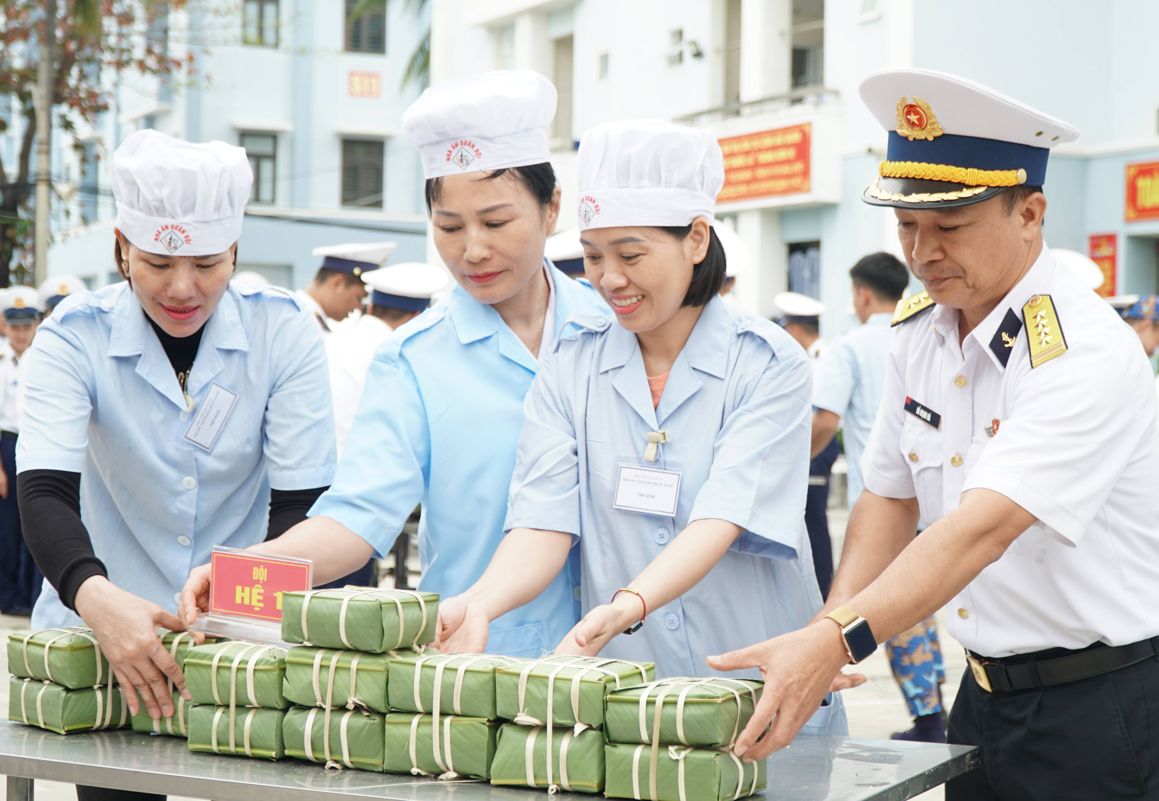 Sôi nổi Hội thi “Gói bánh chưng xanh” tại Học viện Hải quân
