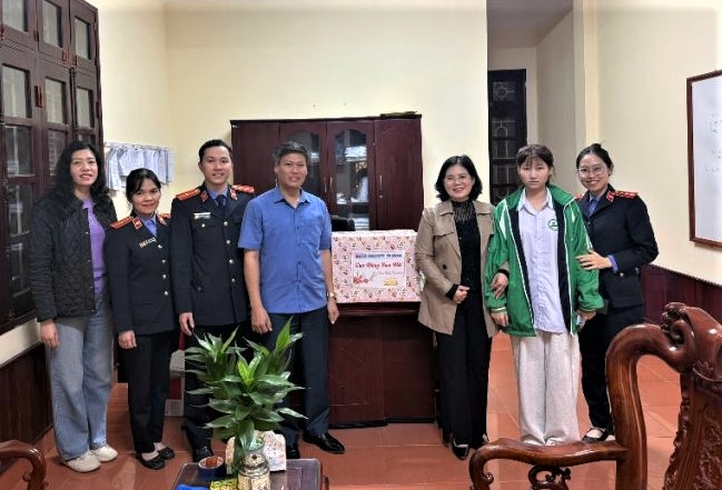 VKSND khu vực 1 - Quảng Ninh thăm, tặng quà Tết học sinh được nhận đỡ đầu, đưa các cháu về nhà đón Xuân