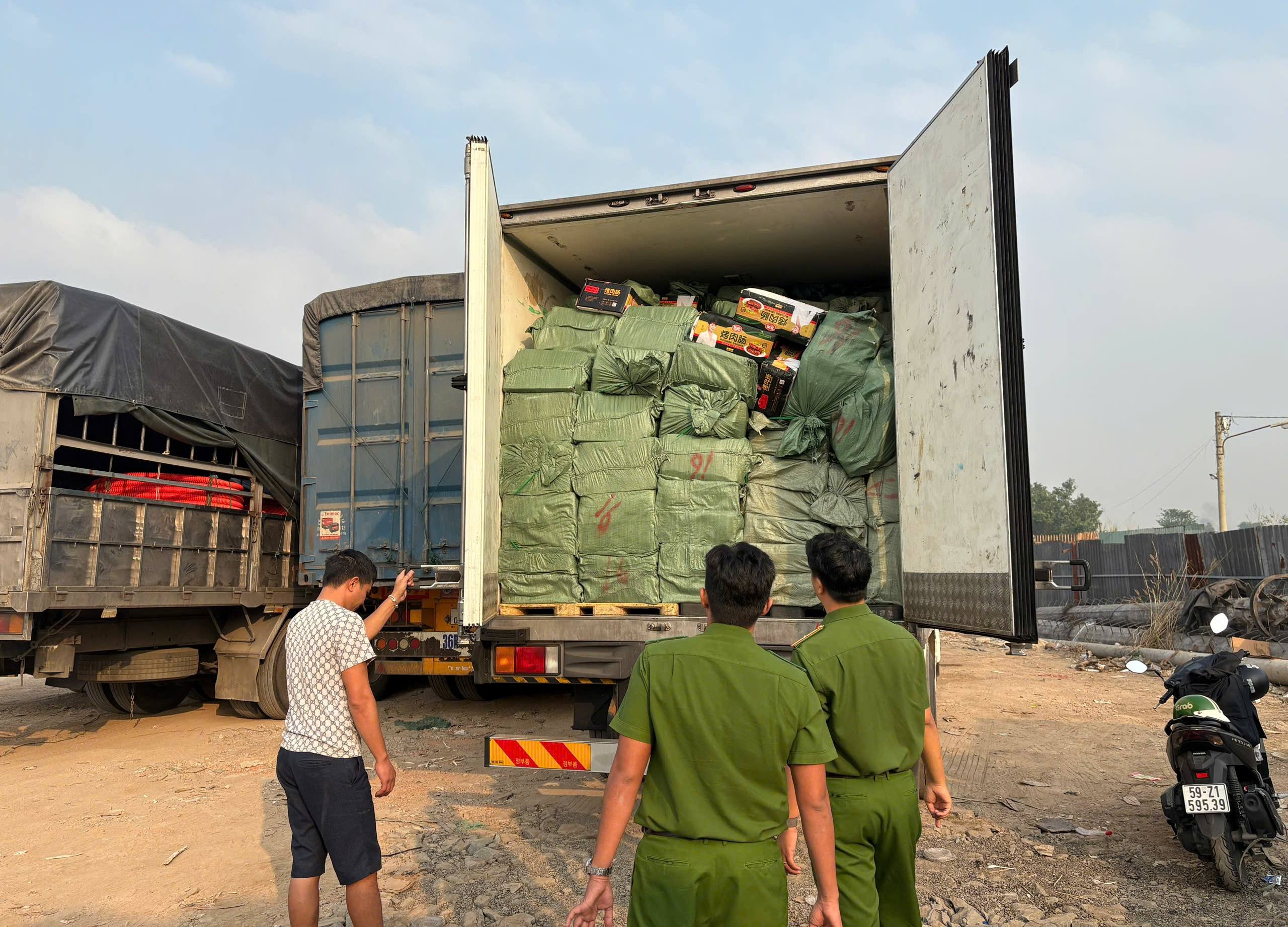 Phát hiện hơn 28,8 tấn thực phẩm đông lạnh không rõ nguồn gốc chuẩn bị bán ra thị trường Tết