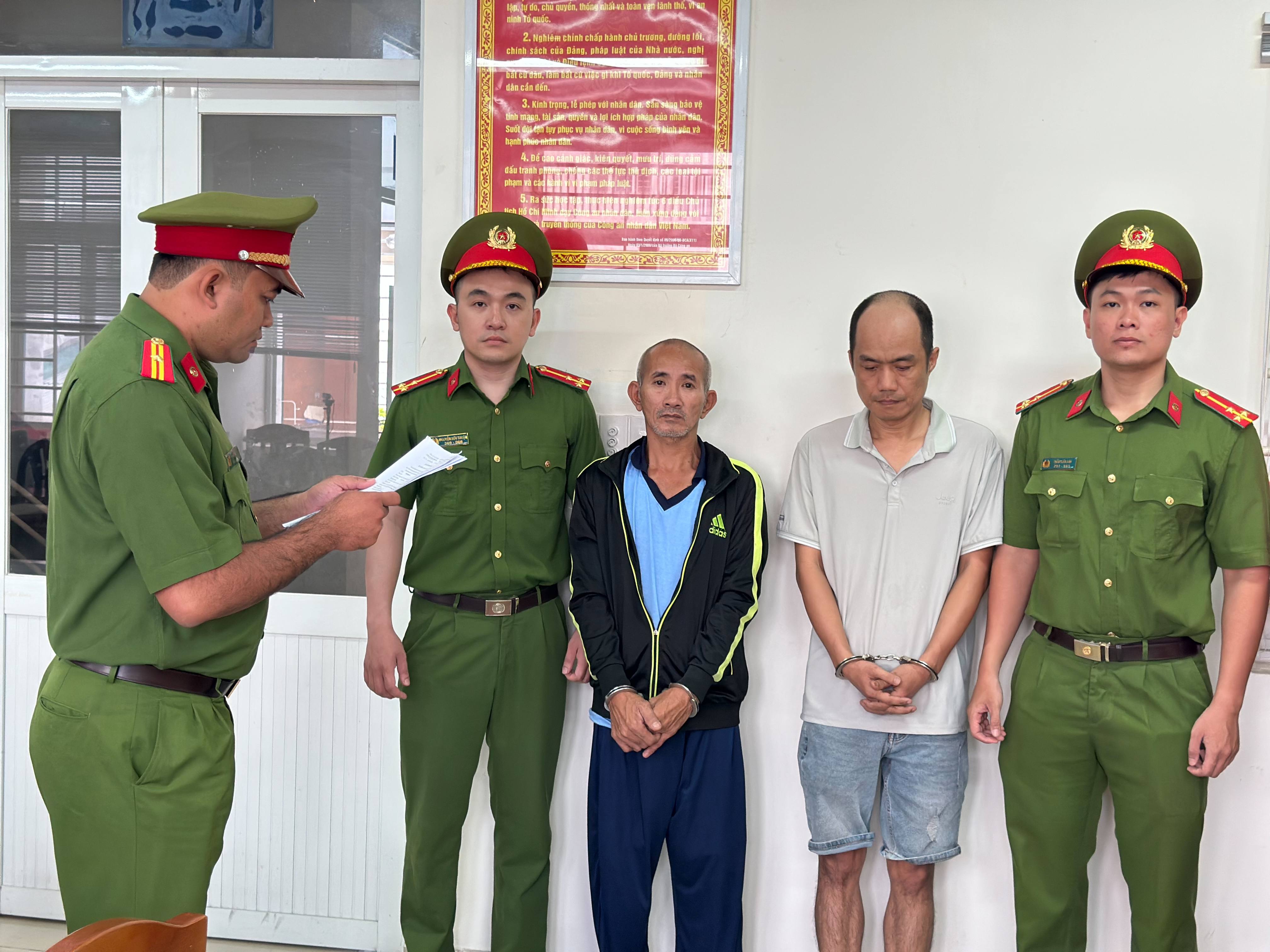 Khởi tố, bắt tạm giam hai người đàn ông đánh nhau sau va chạm giao thông