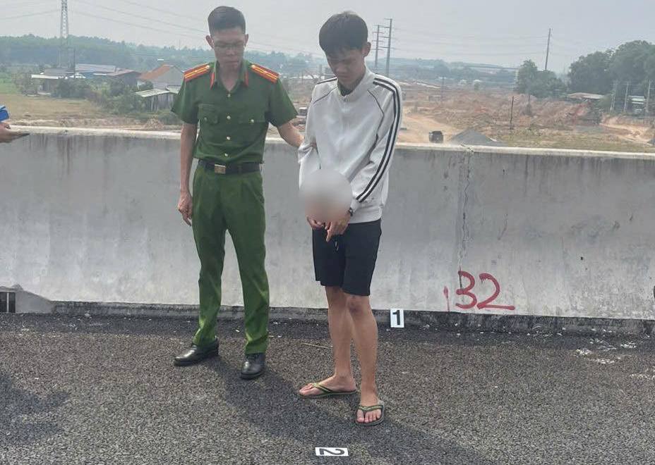 Bắt khẩn cấp thanh niên thực hiện hành vi đồi bại với thiếu nữ ở nơi vắng người