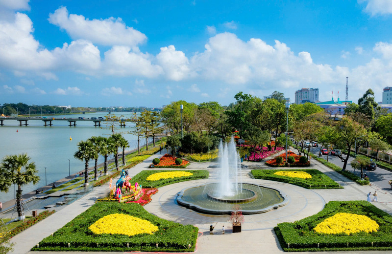 TP Huế rực rỡ sắc xuân bên dòng Hương và Đại nội cổ kính