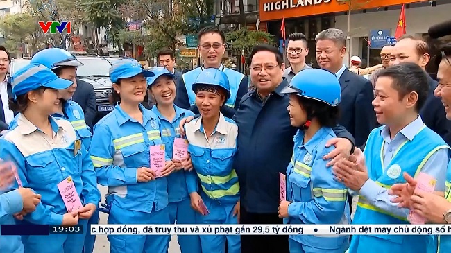 Thủ tướng động viên công nhân môi trường làm xuyên Tết