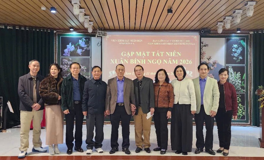 VKSND tỉnh Sơn La thăm, tặng quà cán bộ hưu trí nhân dịp Tết Bính Ngọ