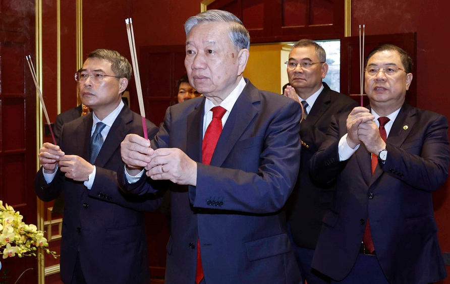 Tổng Bí thư Tô Lâm dâng hương tại Khu Di tích Hoàng thành Thăng Long và Di tích Nhà 67