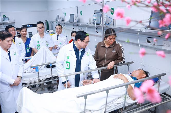 Thủ tướng thăm, chúc Tết, động viên y bác sĩ và bệnh nhân tại các bệnh viện