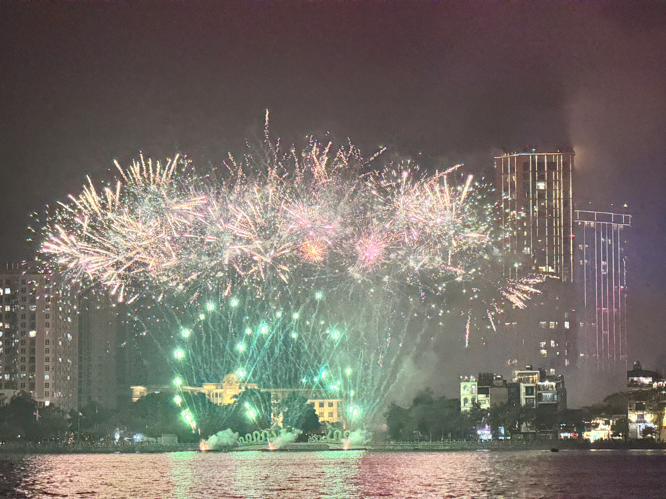 Pháo hoa rực sáng bầu trời Hà Nội, chào đón thời khắc năm mới