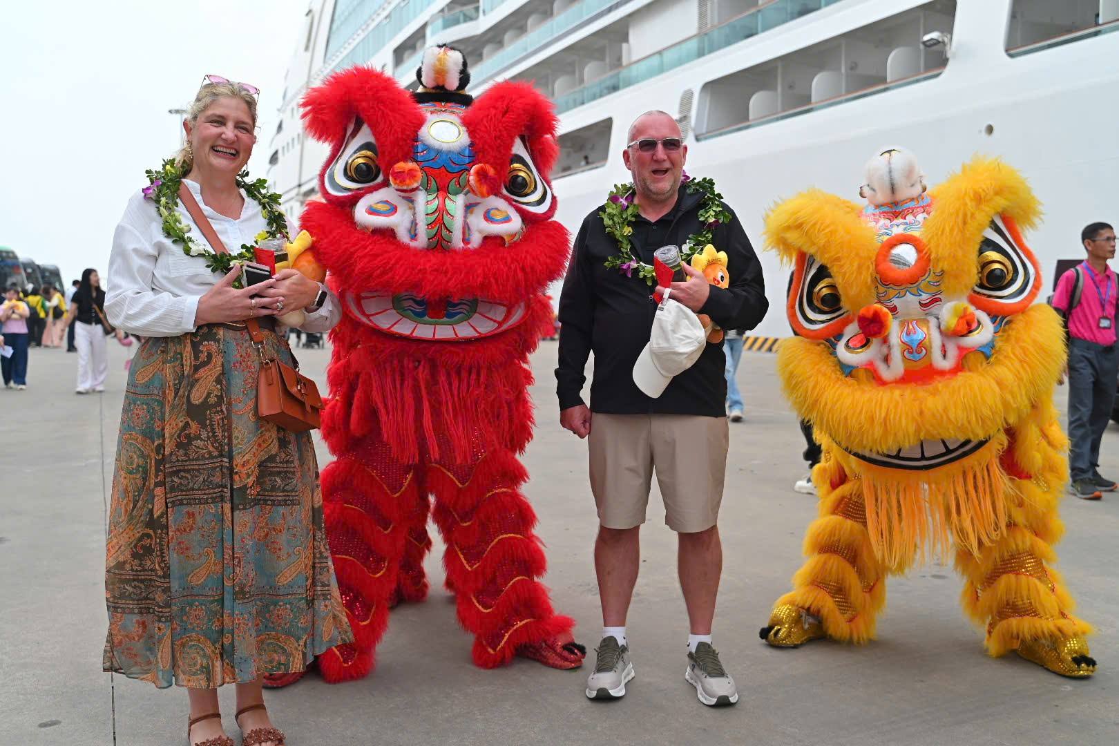 Gần 2 400 du khách quốc tế “xông đất” Cảng tàu khách Quốc tế Hạ Long sáng mùng 1 Tết