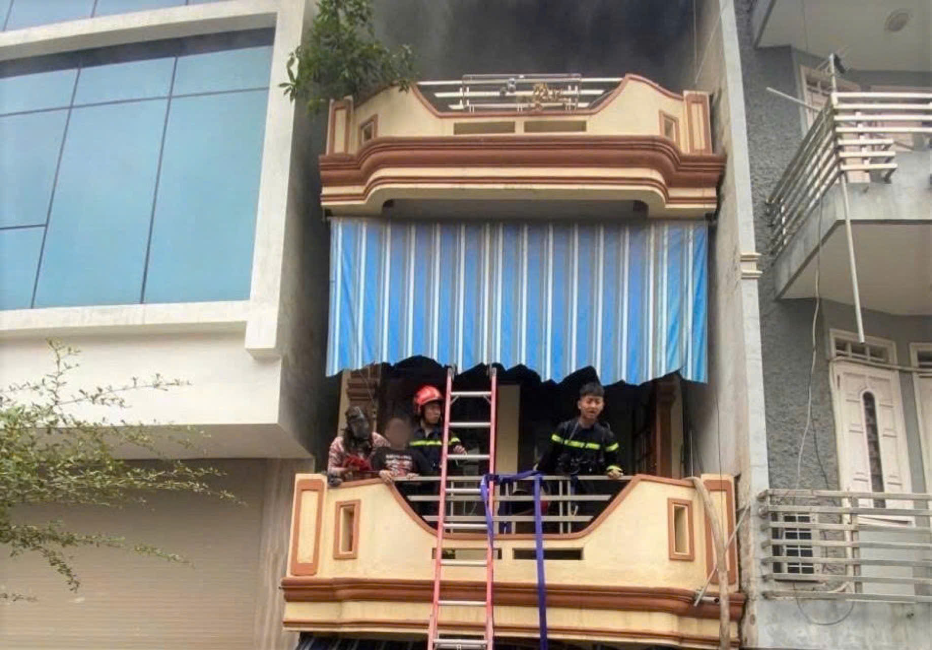 Cứu 2 người trong vụ cháy nhà dân, khống chế kịp thời cháy kho xưởng cũ ngày mùng 1 Tết