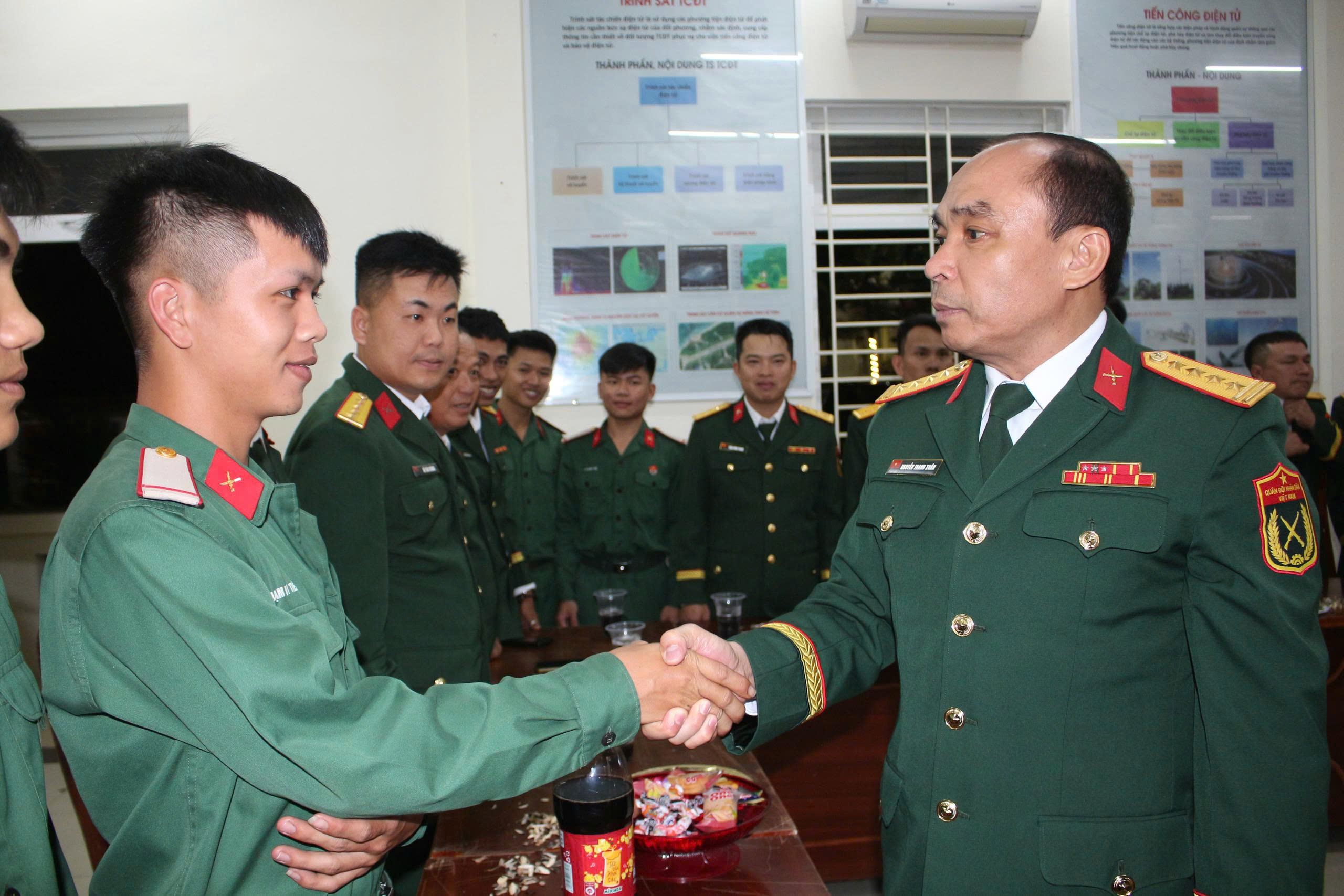 Bộ Tư lệnh Quân khu 5 gặp mặt chiến sĩ, đón Giao thừa Tết Bính Ngọ 2026