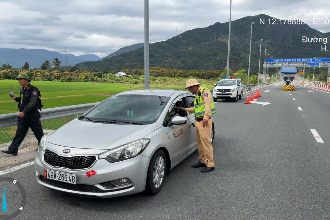 Xử lý gần 3 000 trường hợp vi phạm nồng độ cồn trong ngày mùng 2 Tết