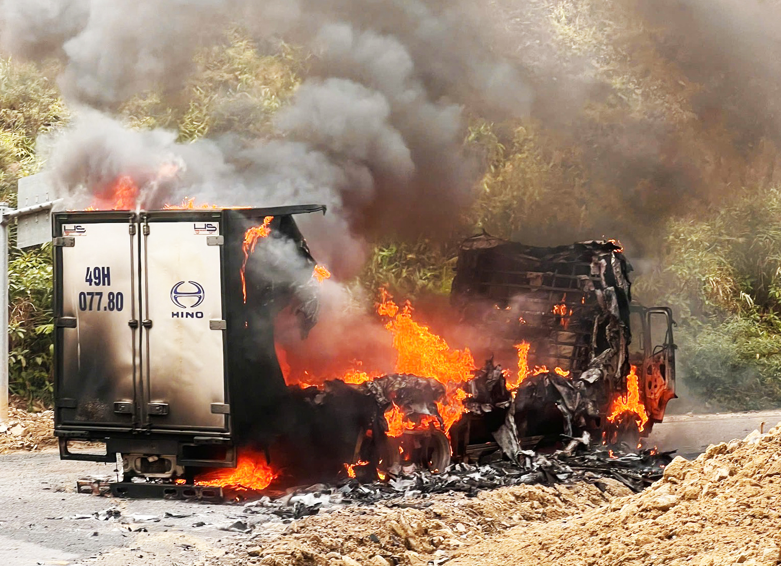 Video xe tải đông lạnh cháy rụi trên đèo Khánh Lê