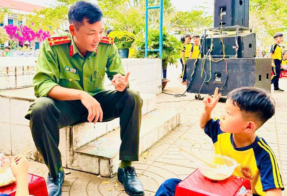 Đại úy Công an dũng cảm kịp thời cứu 2 trẻ em đuối nước