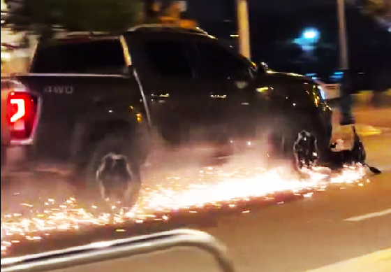 Điều tra vụ xe bán tải tông chết người, kéo lê xe máy cả cây số trên phố