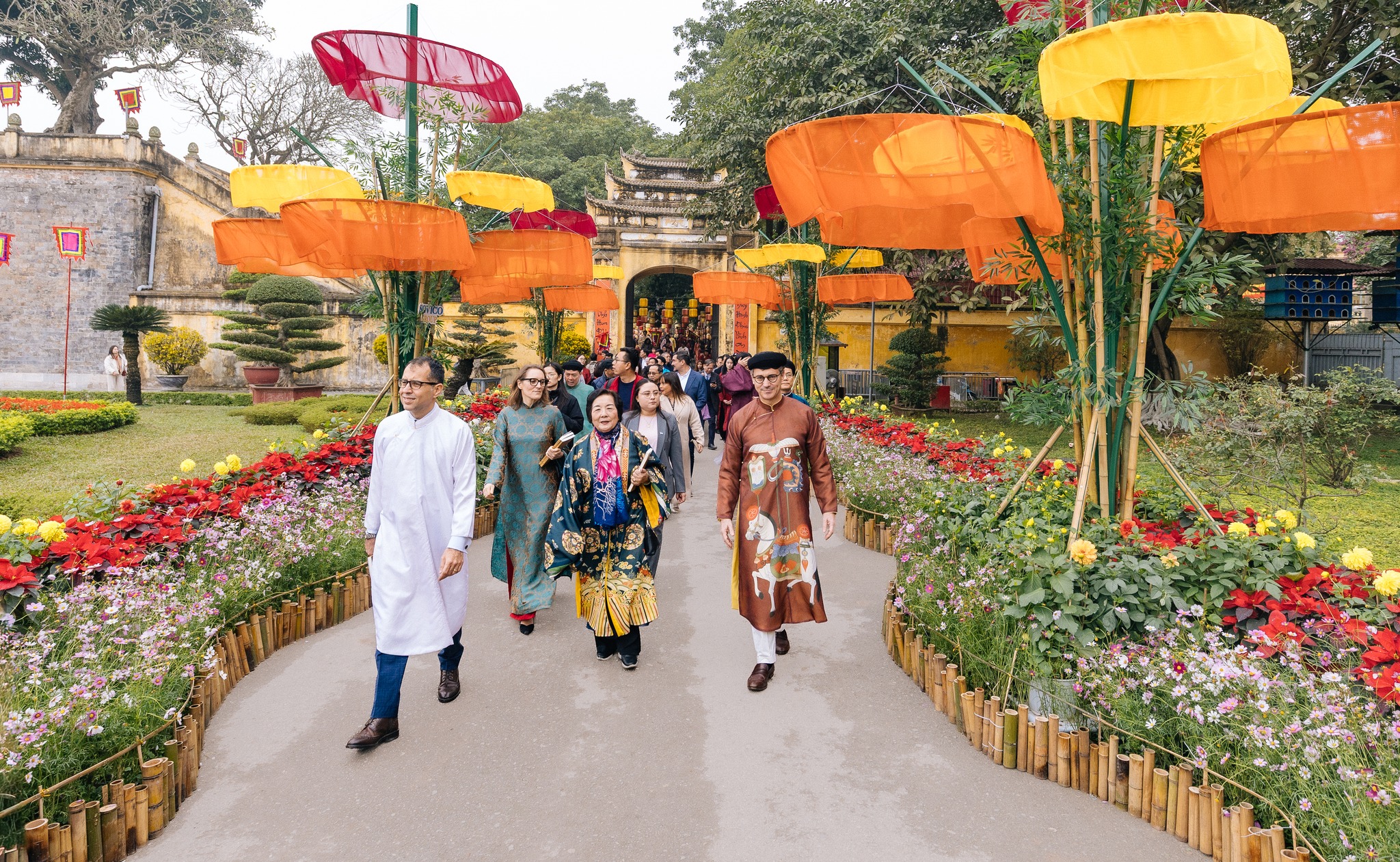 Ngày đầu mở cửa miễn phí, Hà Nội thu hút hàng vạn khách tham quan