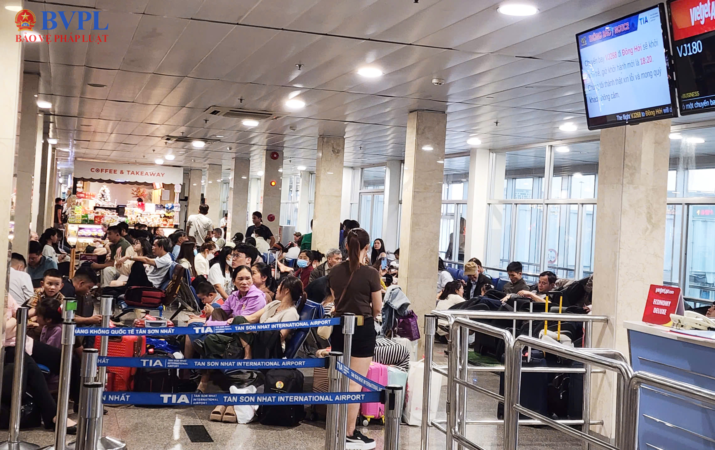 Sân bay Tân Sơn Nhất đón gần 170 000 lượt khách trong ngày mùng 5 Tết