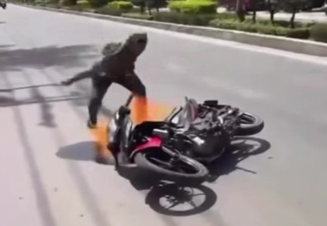 Phê chuẩn bắt khẩn cấp đối tượng đốt xe mô tô, chống người thi hành công vụ