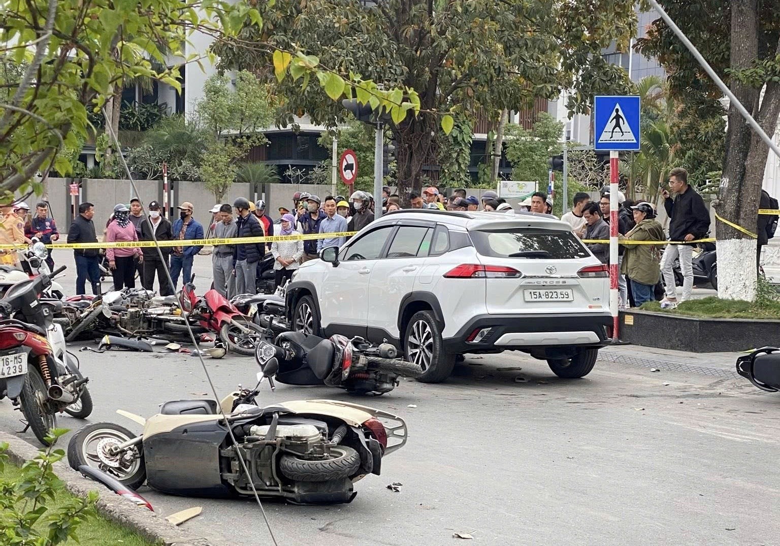 Ô tô va chạm liên hoàn 12 xe máy đang dừng chờ đèn đỏ, 3 người nhập viện