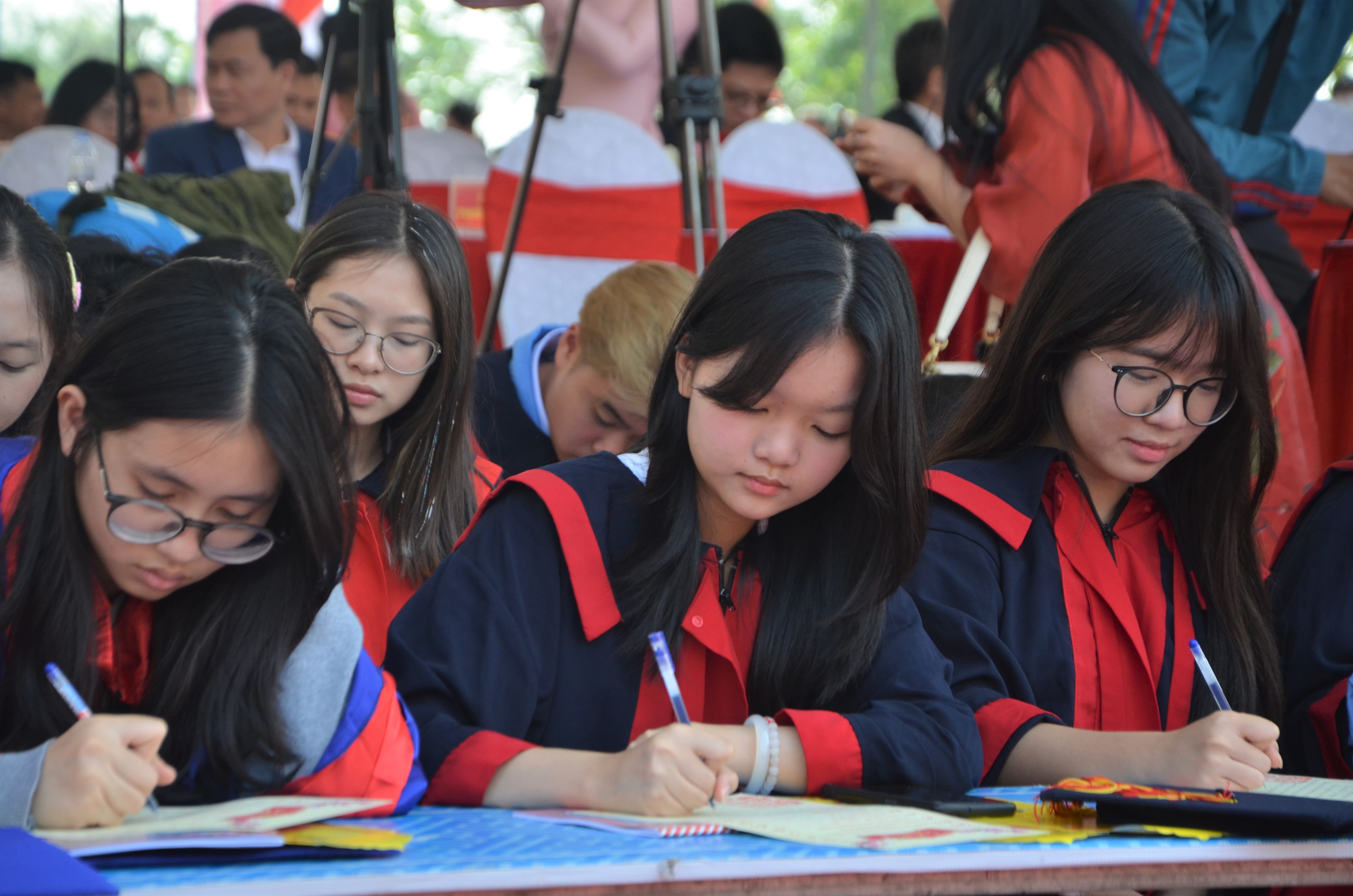 Khai bút Xuân Bính Ngọ 2026 lan tỏa tinh thần hiếu học tại Khu tưởng niệm các Vua nhà Mạc