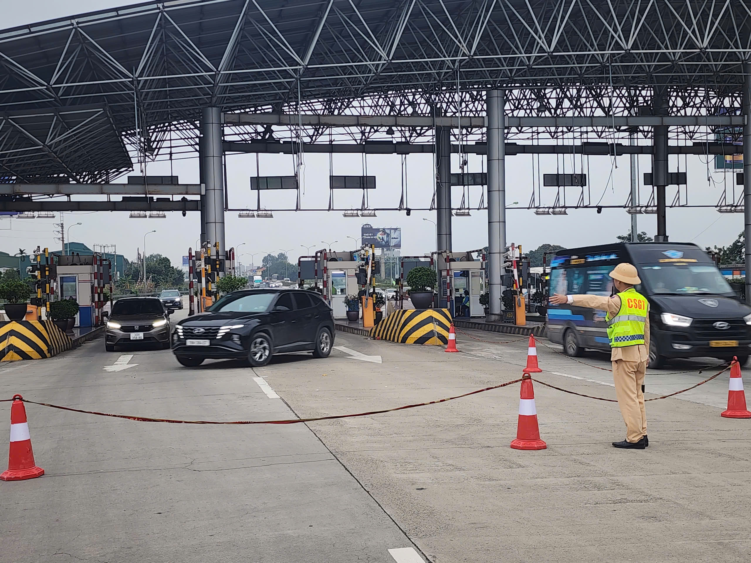 Phân luồng giao thông trên cao tốc Pháp Vân – Cao Bồ - Mai Sơn trong chiều mùng 6 Tết