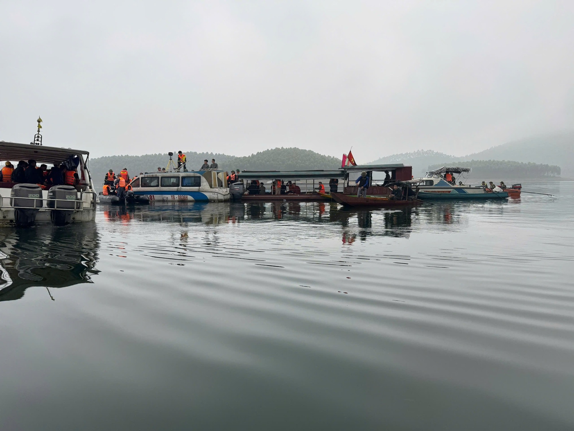 Khẩn trương khắc phục, điều tra nguyên nhân vụ chìm tàu khách trên hồ Thác Bà