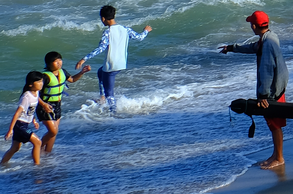 Cứu nhiều du khách bị sóng biển cuốn ra xa bờ