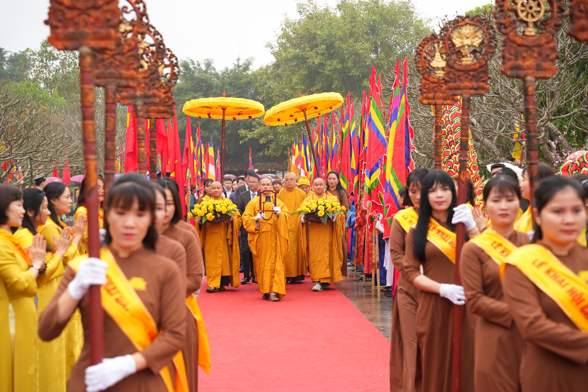 Trời mưa không ngăn được dòng người đội ô khai hội xuân chùa Bái Đính
