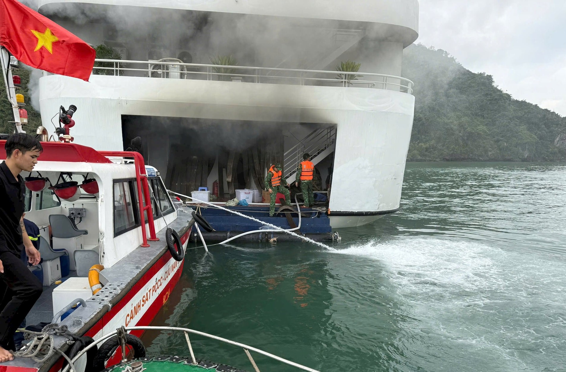 Dập tắt kịp thời đám cháy trên tàu du lịch tại đặc khu Cát Hải