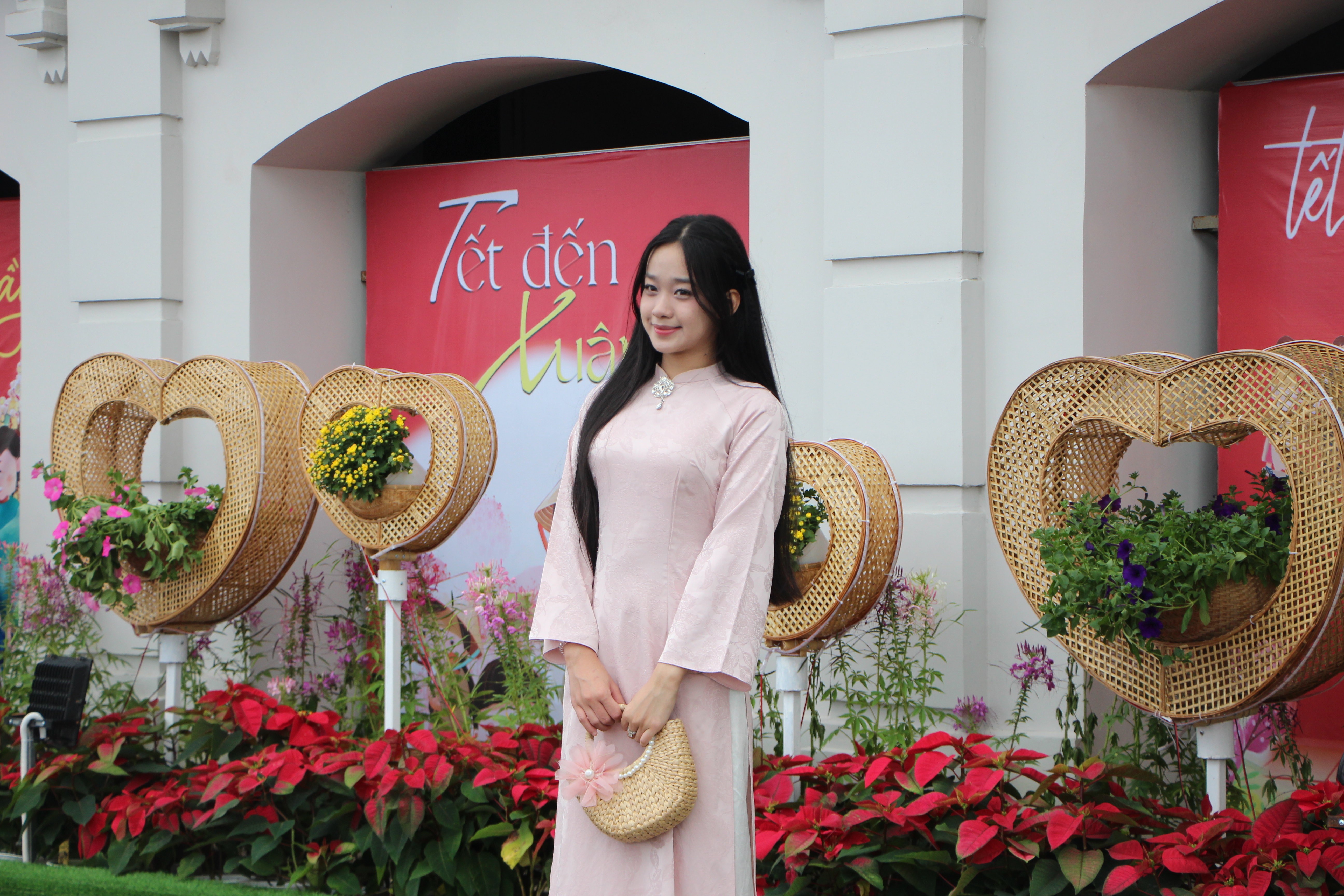 Nàng thơ diện áo dài xuống phố chụp ảnh Tết ở Đà Nẵng