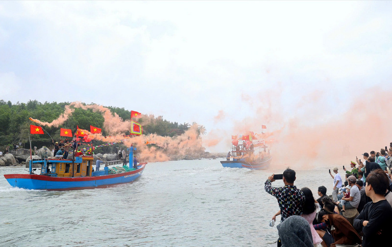 Lễ ra quân nghề cá đầu xuân rộn ràng tại các làng biển Quảng Ngãi