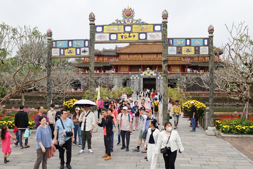 Du lịch Huế bùng nổ dịp Tết, doanh thu vượt 1 100 tỉ đồng