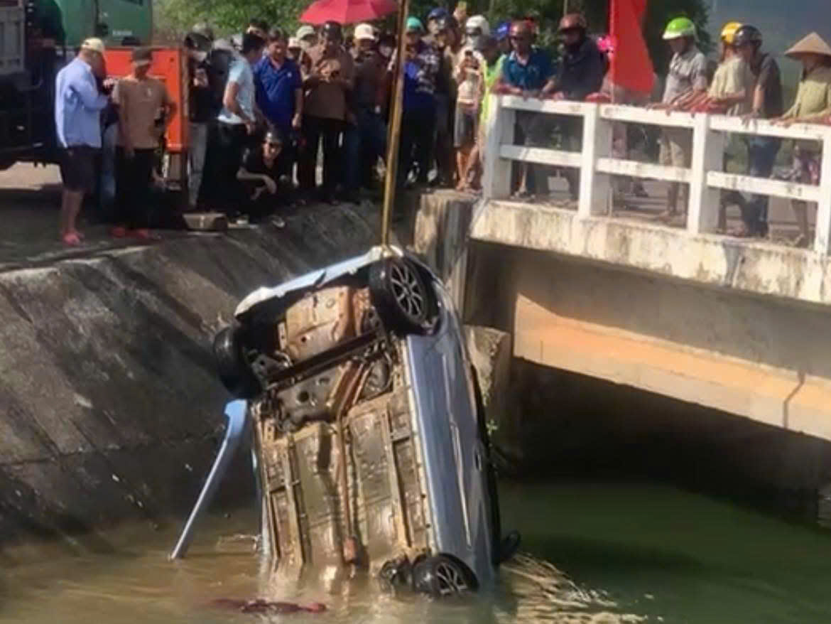 Nguyên nhân ban đầu vụ 2 thi thể cùng chiếc xe ô tô dưới mương nước