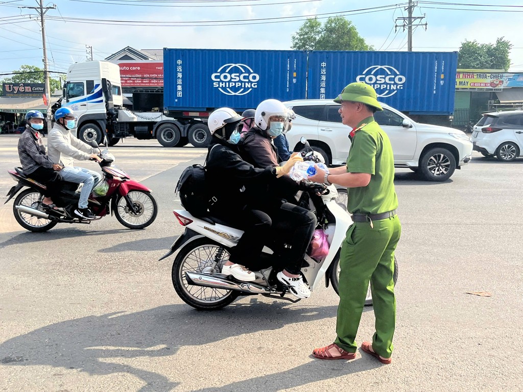 Phát 4 000 chai nước, khăn lạnh tiếp sức người dân sau Tết