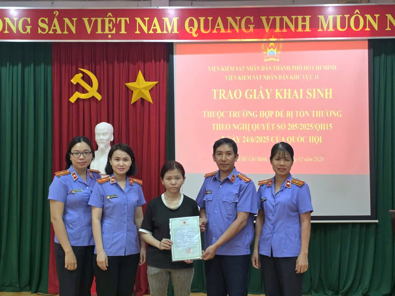 VKSND khu vực 11, TP Hồ Chí Minh trao giấy khai sinh bảo vệ quyền trẻ em theo Nghị quyết số 205