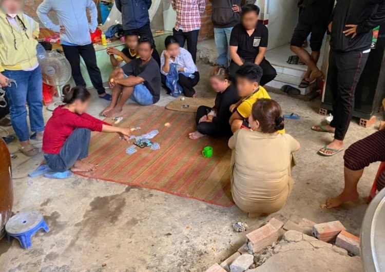 Công an bắt quả tang nhóm 10 đối tượng đang say sưa đánh bạc