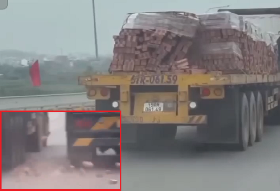 Từ phản ánh của người dân, Cảnh sát giao thông xử lý lái xe chở gạch rơi vãi trên đường