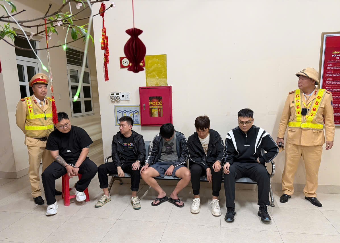 Phát hiện ô tô chở 5 người nước ngoài nhập cảnh trái phép