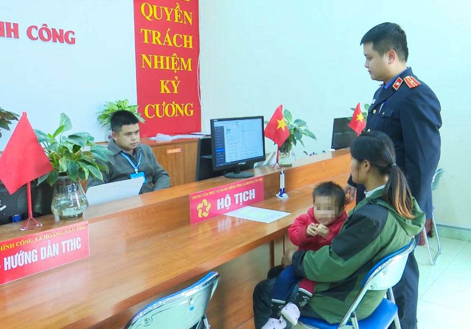 Viện kiểm sát kiến nghị, đề nghị UBND xã cấp giấy khai sinh cho bé trai 1 tuổi