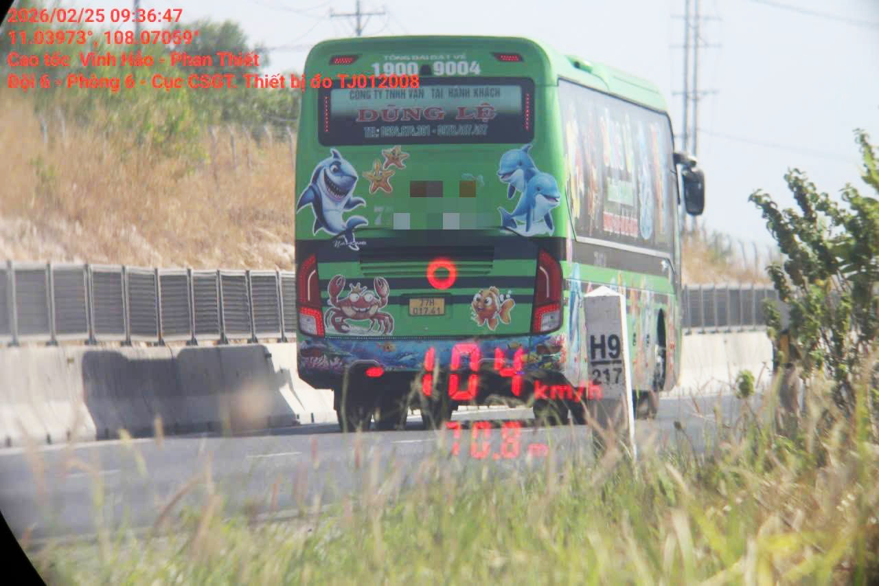 Xe khách 23 chỗ, “nhồi” 40 người trên cao tốc bị phạt gần 130 triệu đồng