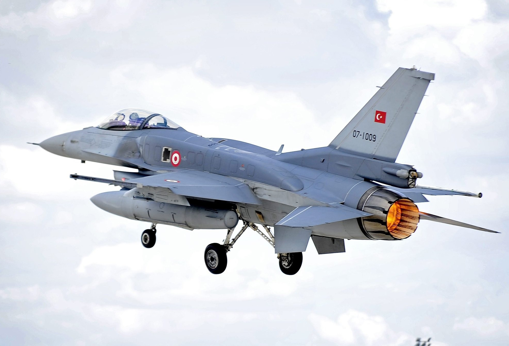 Khoảnh khắc tiêm kích F-16 của Không quân Thổ Nhĩ Kỳ rơi khi huấn luyện