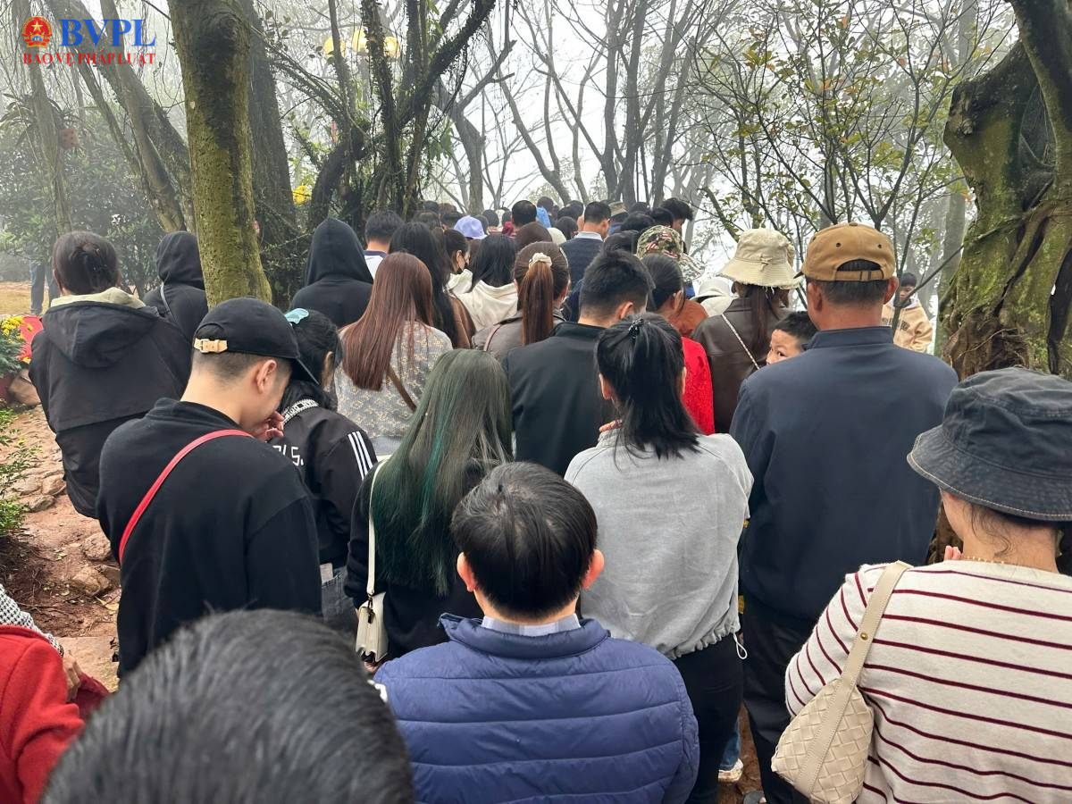 Dòng người háo hức về Am Tiên ngày mở cổng trời