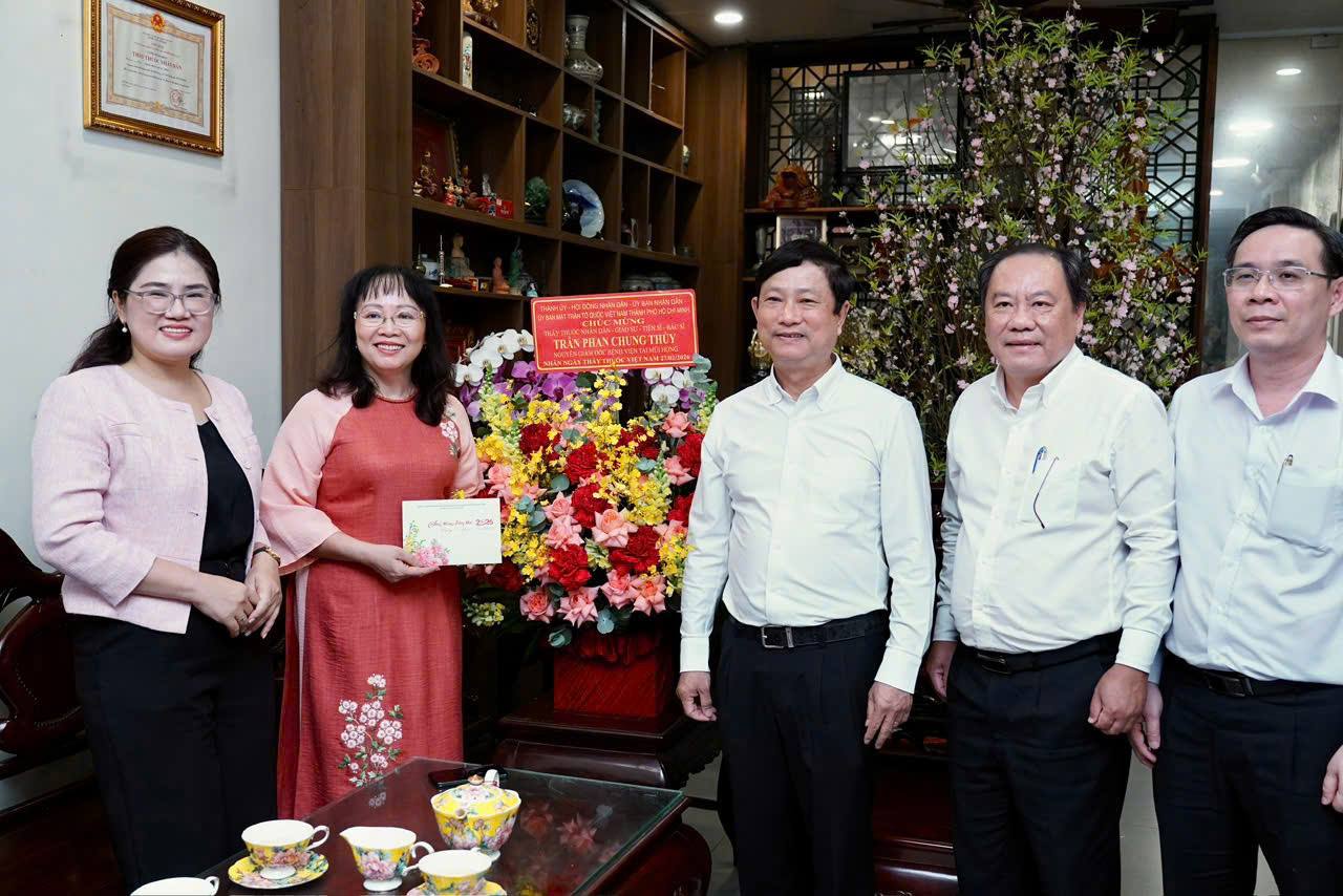 Chủ tịch HĐND TP Hồ Chí Minh thăm, chúc mừng các nữ trí thức tiêu biểu ngành Tai Mũi Họng